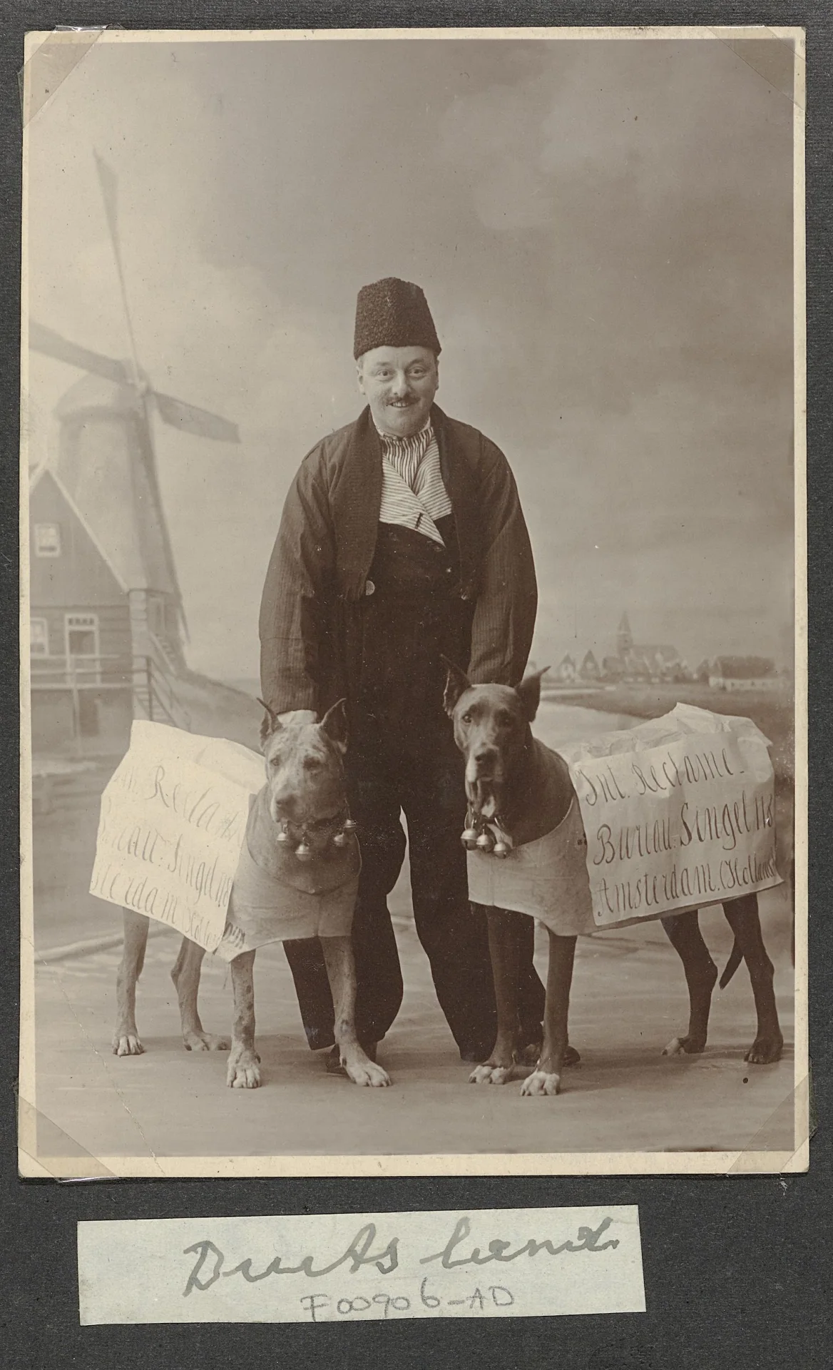 IdentificatieTitel(s): Twee honden met reclameteksten voor reclamebureau te Amsterdam met een man in boerenkostuum voor, ein Hund-Foto auf Pictures of Dog