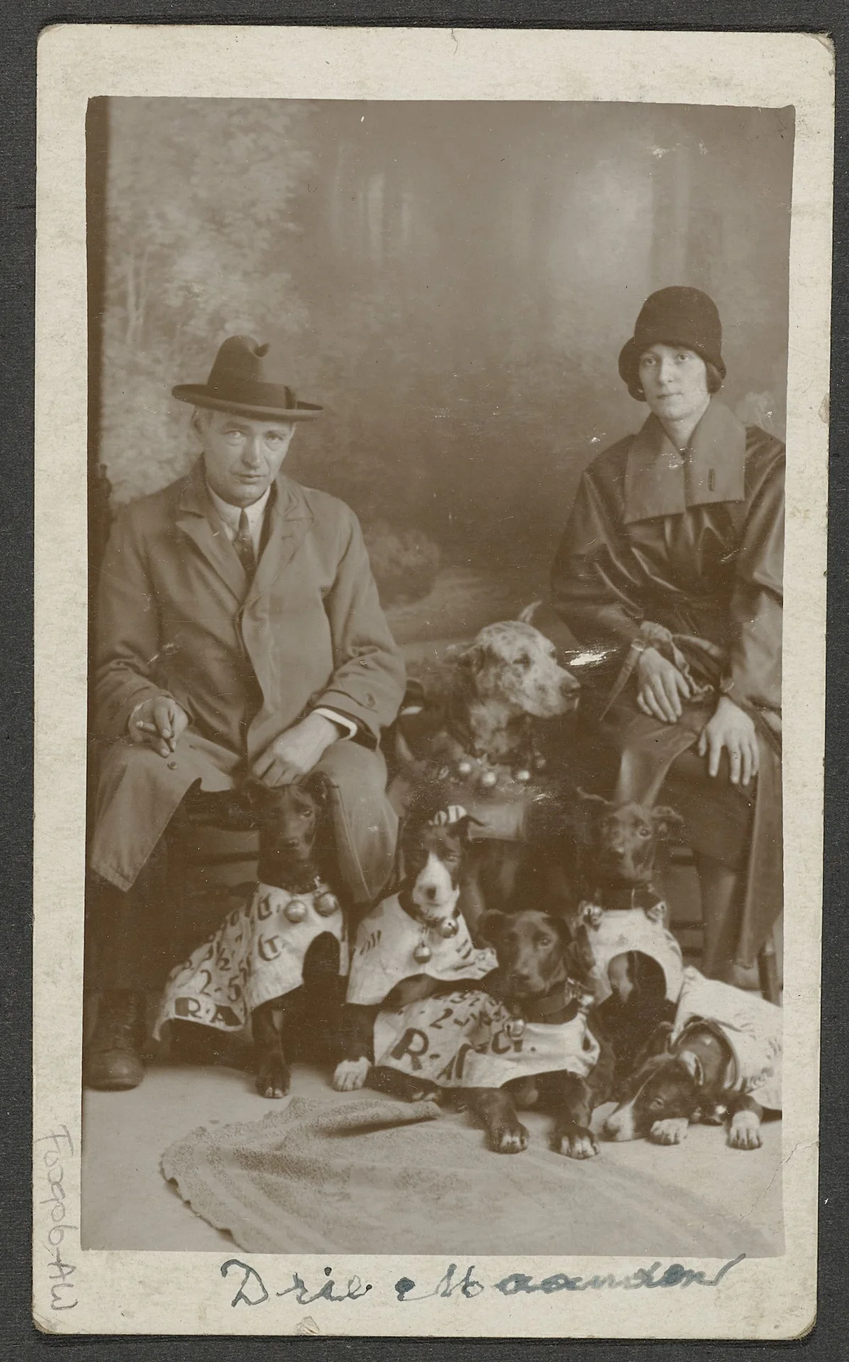 IdentificatieTitel(s): Portret van de poppendokter met vrouw en honden met reclameteksten op de rugObjecttype: foto albu, una foto de perro en Pictures of Dog